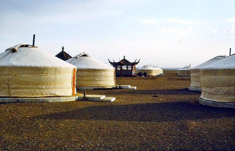 Auch heute noch haben Jurten in der Mongolei eine große Bedeutung; nicht nur die Nomaden, sondern auch Teile der städtischen Bevölkerung leben für einen Teil des Jahres oder ganzjährig in der Jurte, die im Winter teils wärmer ist als die Häuser. 