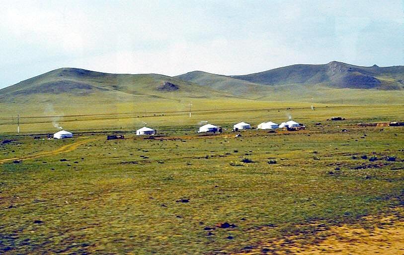 Auf der Fahrt zum Orchonwasserfall begegneten wir Mongolen, die Schafe und Ziegenherden besaßen.