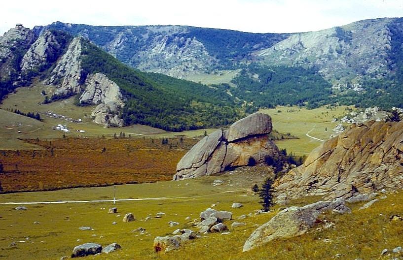 Besucher kommen ganz nah an den markanten Felsen heran.