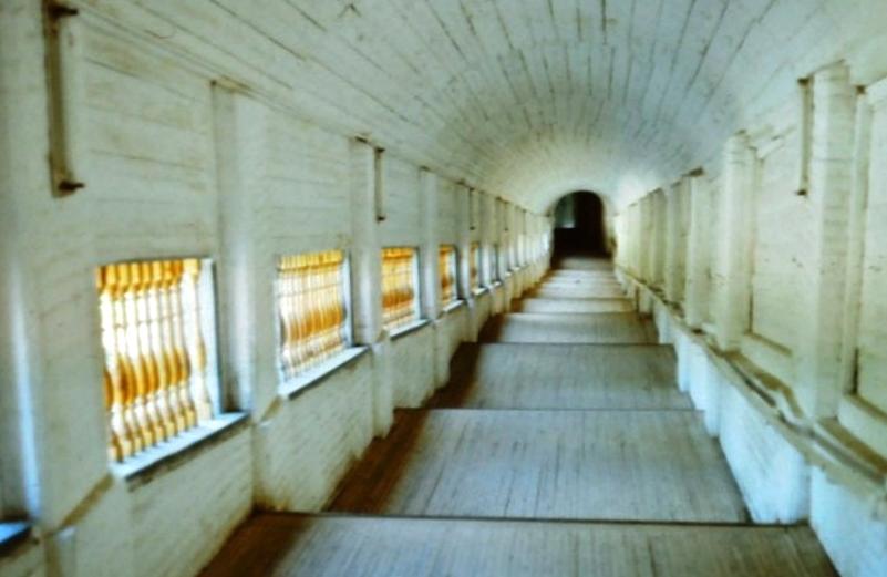 Verbindungstunnel in der Klosteranlage.