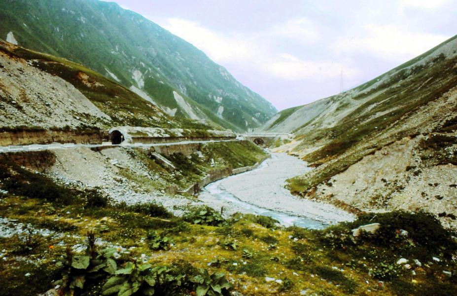 Schutz vor niedergehenden Lawinen bieten diese Tunnel.