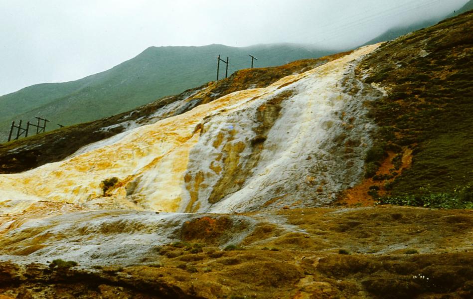 An mehreren Stellen der Straße überspülen Mineralwasserquellen das Gestein und bedecken es mit Karbonaten. 