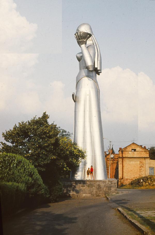 Am Fuß der Festung Narikala verläuft ein Panoramaweg, der zum Bergrücken hin ansteigt. Auf ihm steigt man zur Monumentalstatue der Mutter Georgiens. Das Schwert der vom Bergkamm auf Tbilisi herabschauenden Frau versinnbildlicht die Bereitschaft, das Vaterland zu verteidigen. Ihr Becher spielt auf die sprichwörtliche georgische Gastfreundschaft an. Im Rücken des Denkmals liegt das stille Tal des Botanischen Gartens, den wir auch aufgesucht haben.