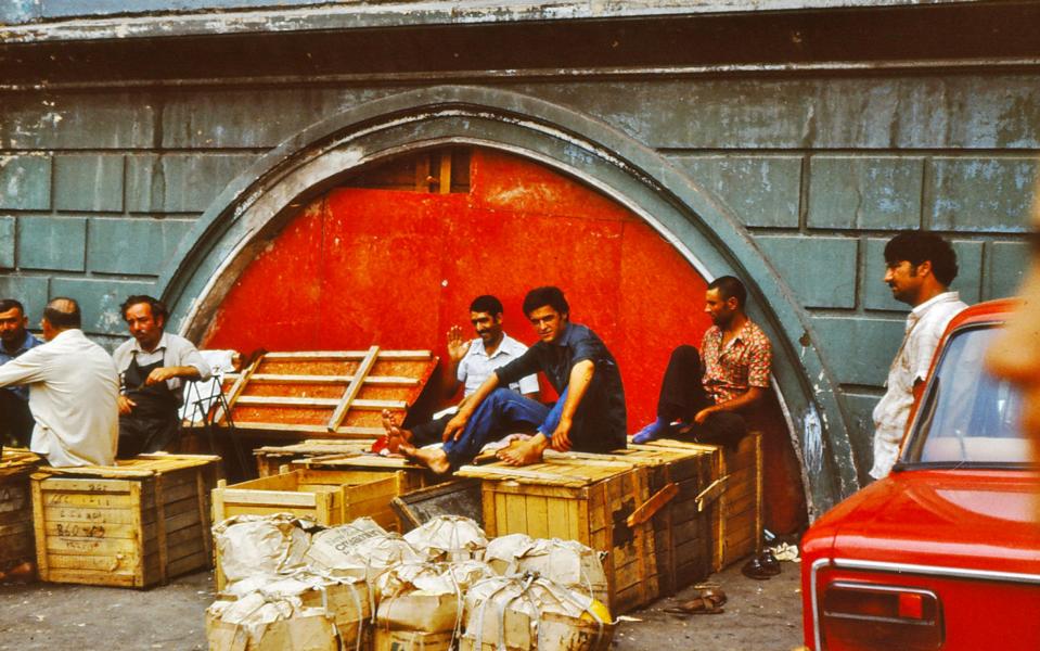 Transportarbeiter vor der Markthalle.