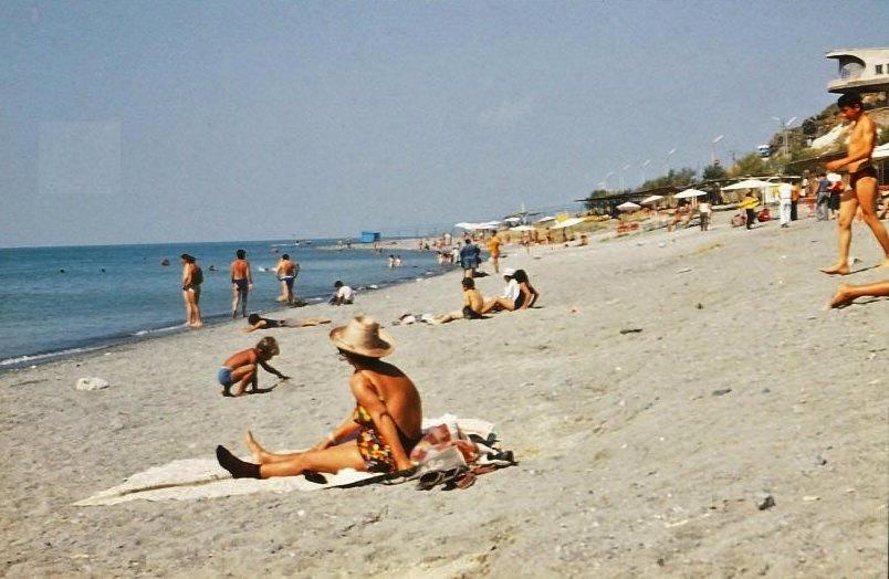 Das Klima Jerewans ist ausgeprägt kontinental mit einem trockenen, heißen Sommer verbunden. So lockt der Sewansee viele Menschen an, die sich im glasklaren Wasser abkühlen.