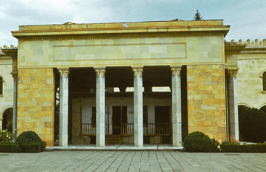 Das ehemalige Wohnhaus, in dem Stalin wohnte, ist wettergeschützt.