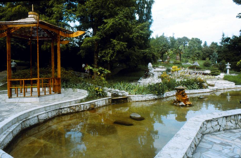 Japanischer Garten im Bot. Garten von Sotschi.