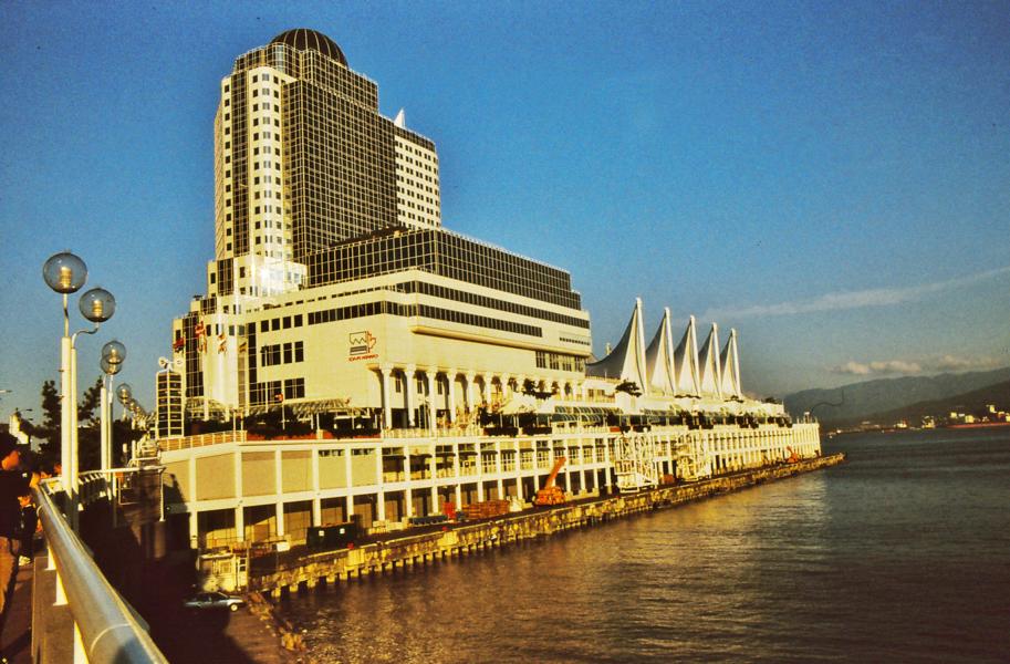 Canada Place ist ein markantes Gebäude im Zentrum von Vancouver, am Ufer des Burrard Inlet. Es beherbergt das Messe- und Kongresszentrum Vancouver Convention & Exhibition Centre, das Pan Pacific Hotel und das weltweit erste IMAX-Kino. Darüber hinaus ist es Anlegestelle der meisten ab Vancouver verkehrenden Kreuzfahrtschiffe.