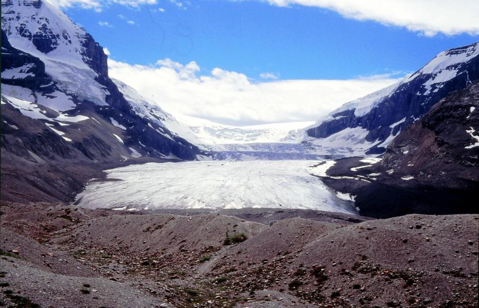 Das Columbia-Eisfeld ist ein ausgedehntes Eisfeld in den kanadischen Rocky Mountains im Banff- und Jasper-Nationalpark. Es ist eine der größten Ansammlungen von Eis südlich des Polarkreises. Seine Fläche beträgt 325 km², die Dicke 100 bis 365 m und die jährliche Schneefallmenge bis zu sieben Meter. Das Eisfeld ist das Nährgebiet von acht großen Gletschern, darunter der Athabasca-Gletscher, der hier zu sehen ist.