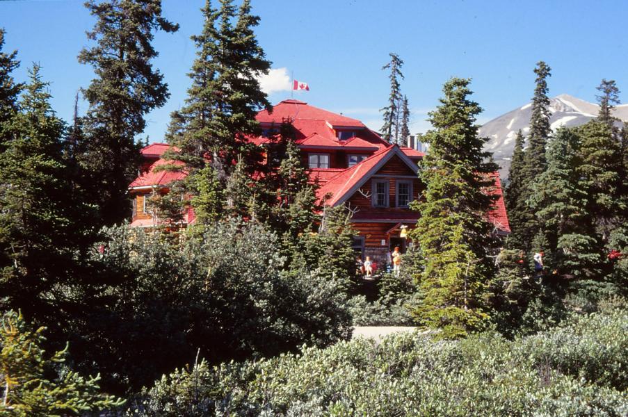 Die Num-Ti-Jah Lodge ist wunderschön am Bow Lake gelegen. Hier wollten wir eigentlich übernachten, aber sie war bereits ausgebucht.