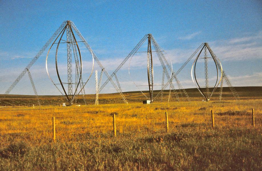 In der Prärie in der Gegend um Fort Mac Leod hat man diese Windräder aufgestellt.