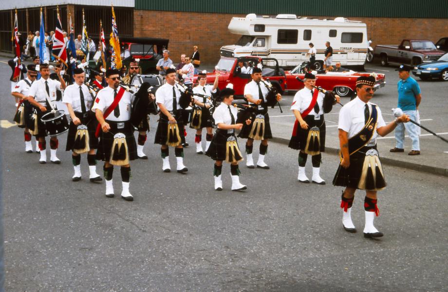 Eine schottische Dudelsackkapelle eröffnete die Parade.