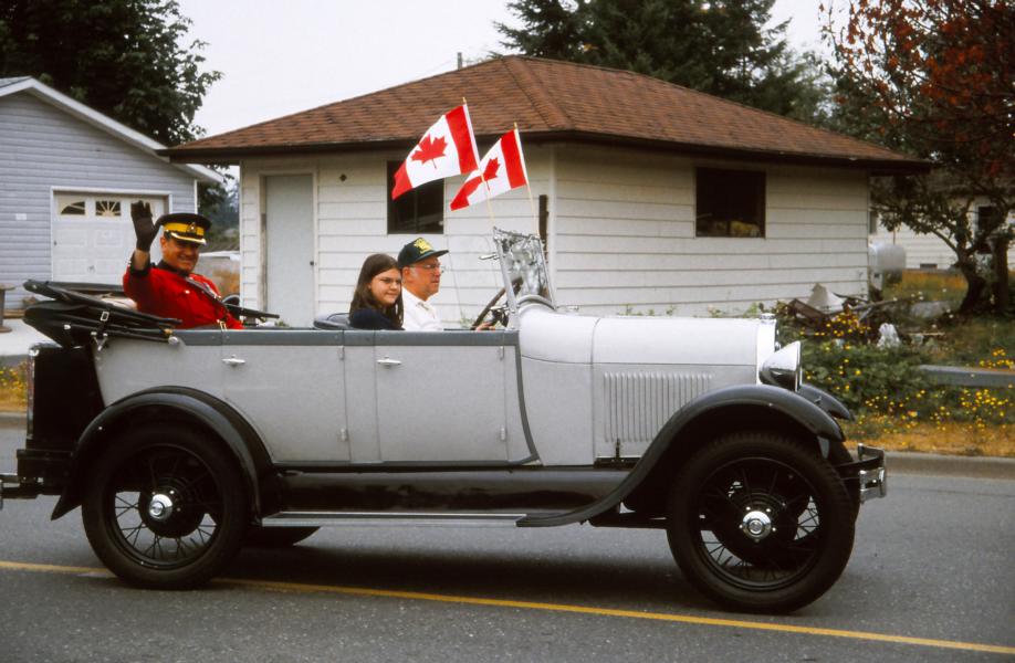 Verschiedenste Oldtimer fuhren auf.