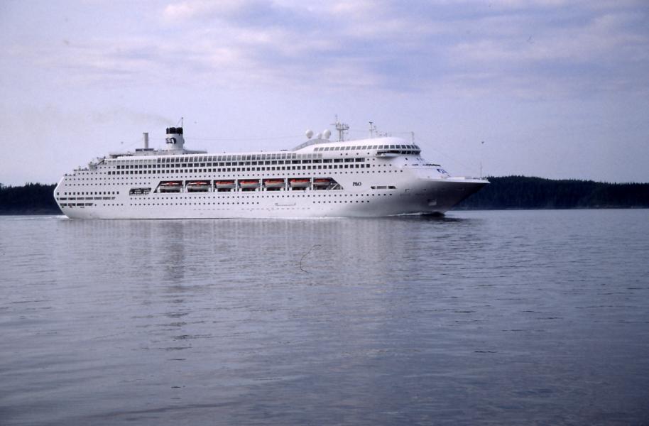 Kreuzfahrtschiff in der Queen Charlotte Strait.