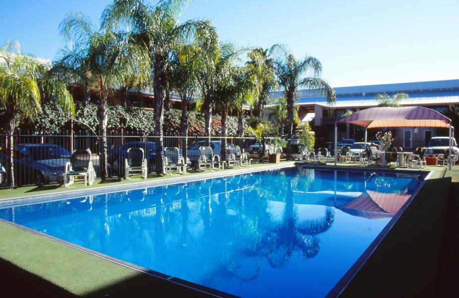 Am Morgen nahmen wir im Pool unseres Hotels in Alice Springs noch ein kühles Bad. 