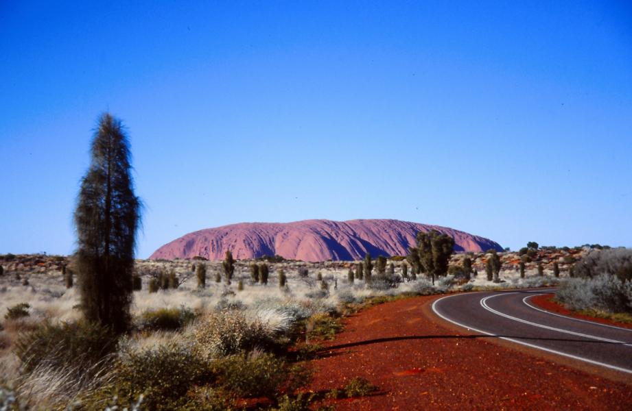 Der Heilige Berg der Aboriginis in Sichtweite.