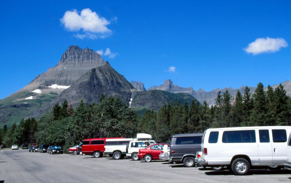 Der Glacier-Nationalpark lockt viele Wanderer an. Auf Parkplätzen wird man aufgefordert, nichts Essbares im Auto liegen zu lassen, wenn man sich auf Wanderschaft begibt.