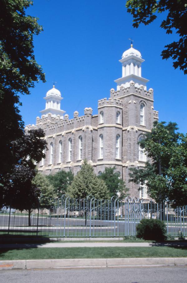 Bei der Fahrt nach Ogden passierten wir auch den Ort Logan. Von weitem sieht man den Logan-Utah-Tempel. Er war der zweite Tempel der Kirche Jesu Christi der Heiligen der Letzten Tage, der in Utah gebaut wurde. 