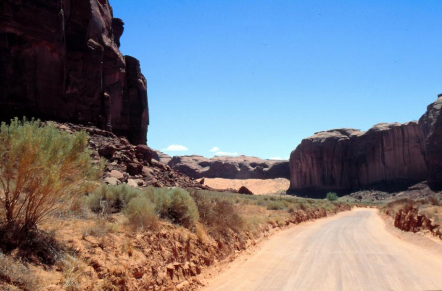 Auf Sandwegen kann man mit dem Leihwagen durch das Monument Valley fahren.