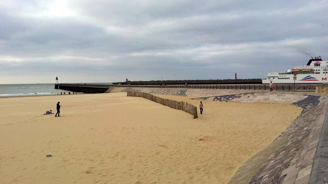 An der Seebrücke fahren die Fähren von und nach Dover vorbei.