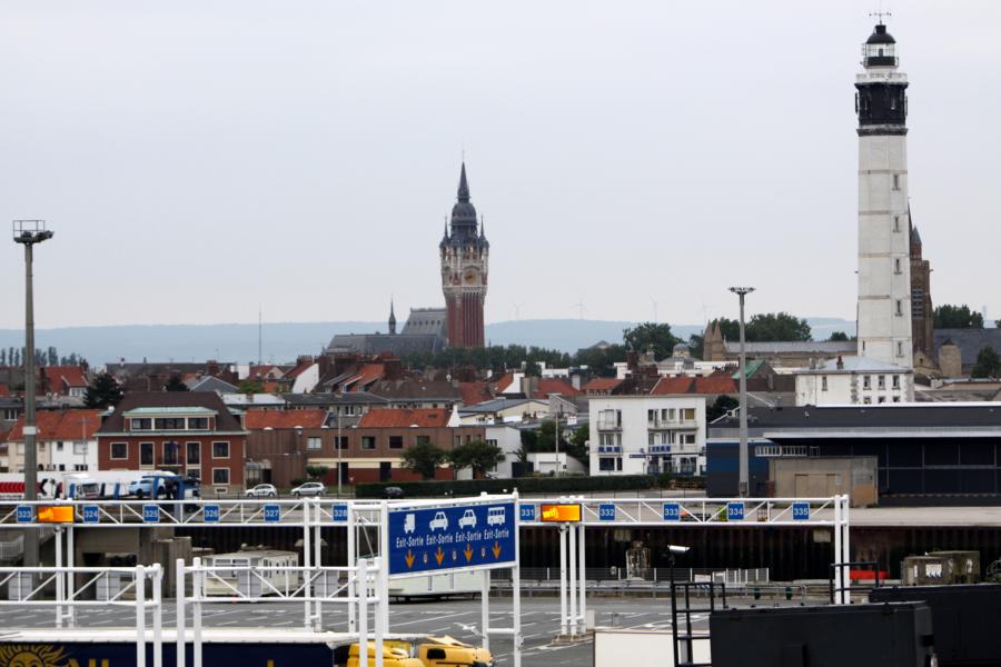 Blick von der Fähre auf Calais.