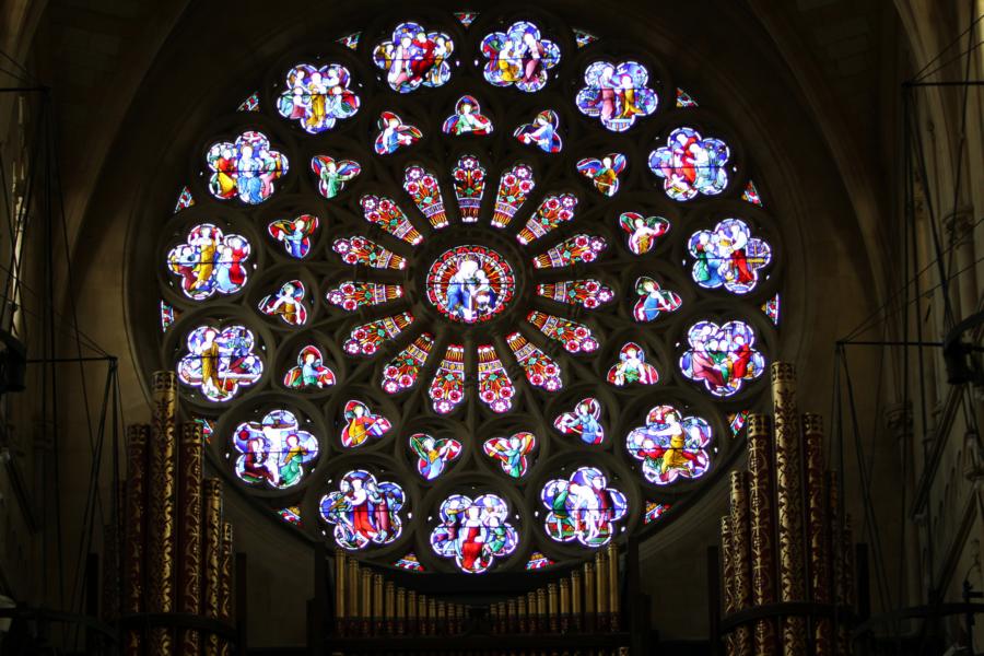 Farbglasrosette über der Orgel.