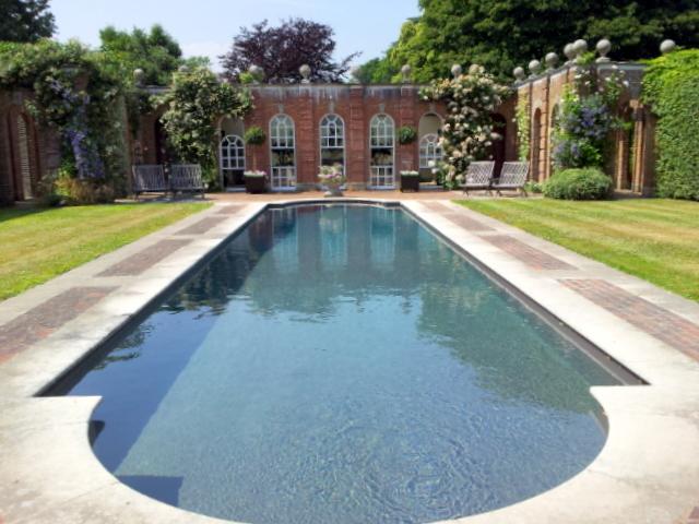 Swimmingpool in der Anlage.