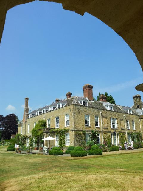 Wohnhaus im Woolbeding Garden.