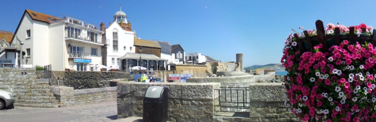 Hafenmauer von Lyme Regis.