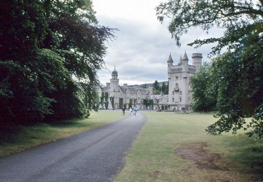 Zufahrt zum Balmoral Castle.