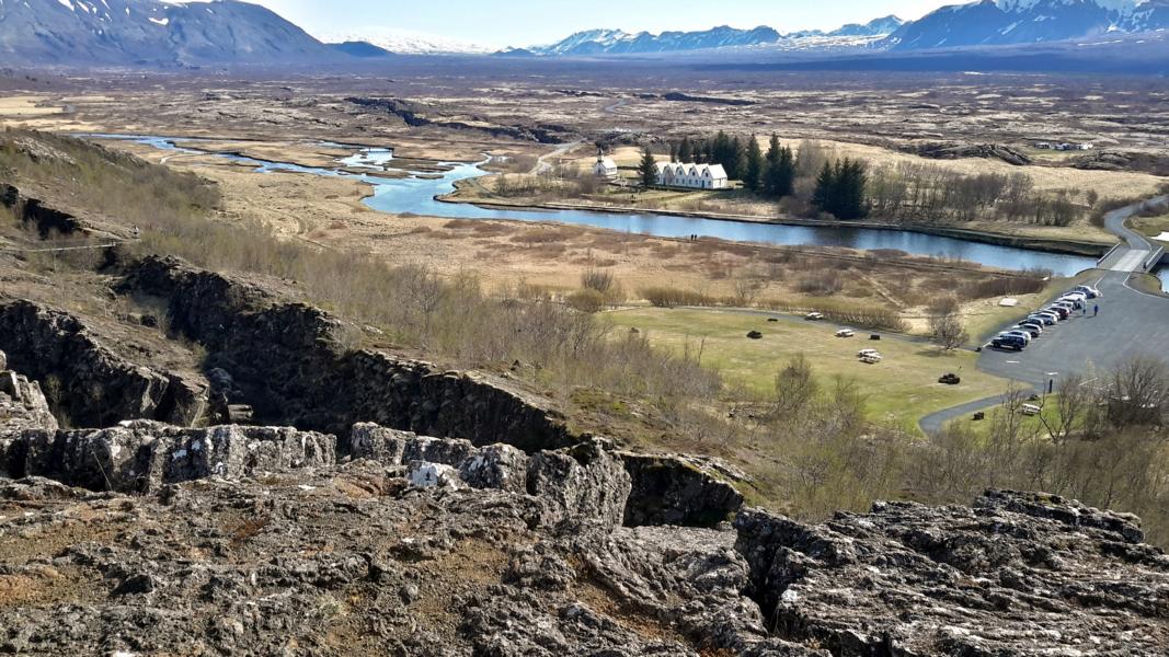 Nur wenige Meter vom Info-Zentrum entfernt, hat man einen wunderbaren Blick auf den Ort Pingvellir. 