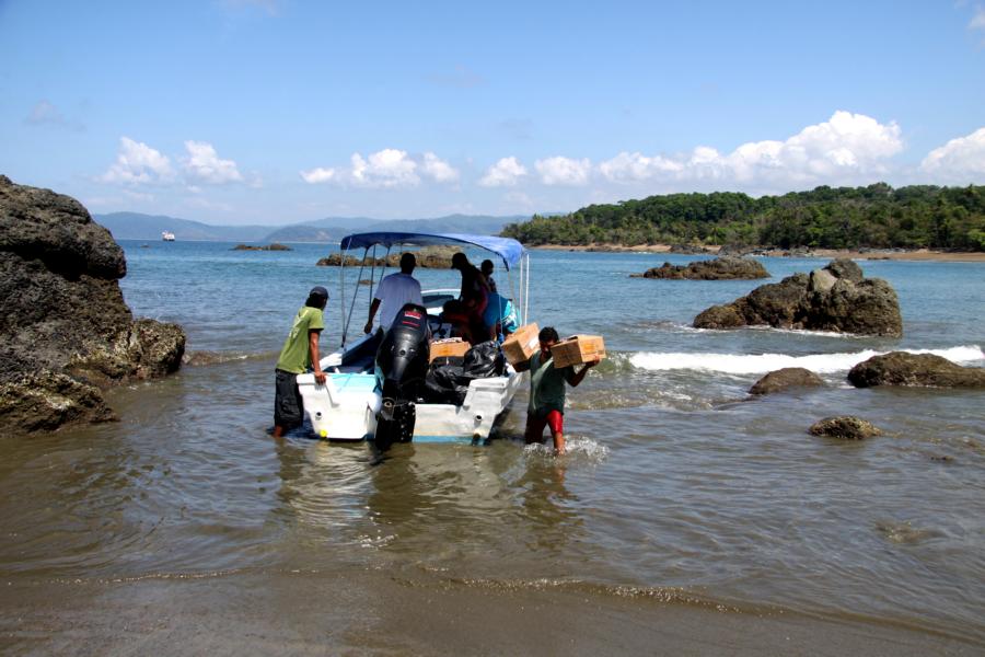 Der Transfer zum Naturstrand nahe der Lodge ist, je nach Wellengang, nicht immer ganz einfach, weil es keinen Anlegesteg gibt. Die Vorabempfehlung, Shorts und Badesandalen bereit zu halten, war goldrichtig. Nachdem die Passagiere das Boot verlassen hatten, entluden Lodgeangestellte die mitgebrachten Waren. Sie trugen auch unser Gepäck zur vom Strand ca. 400 m entfernten Lodge, die auf einer Anhöhe mit Meeresblick liegt.