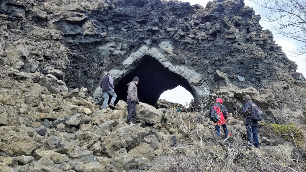 Der Eingang zur Lavakirche von Dimmuborgir