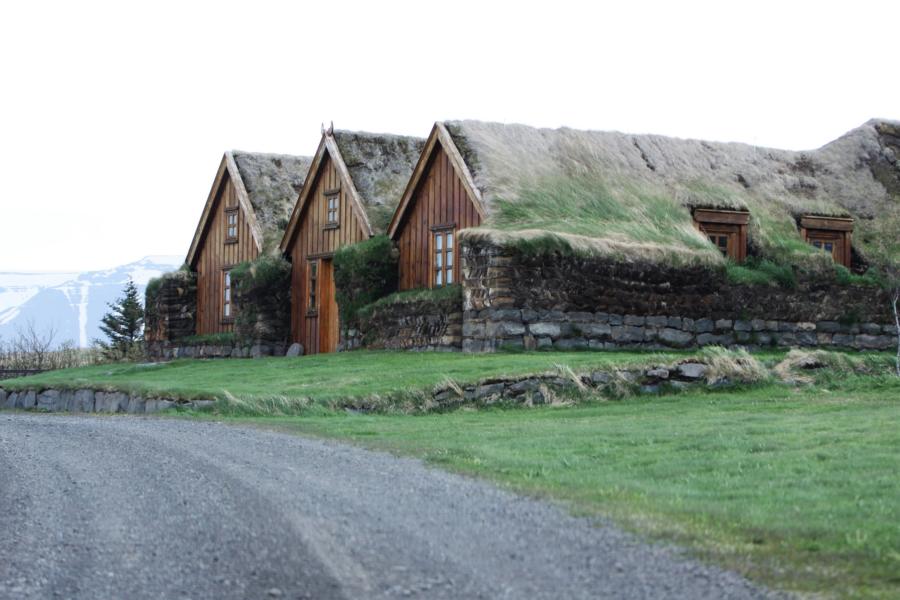 Alte mit Torf isolierte Wohnhäuser an der Straße 77