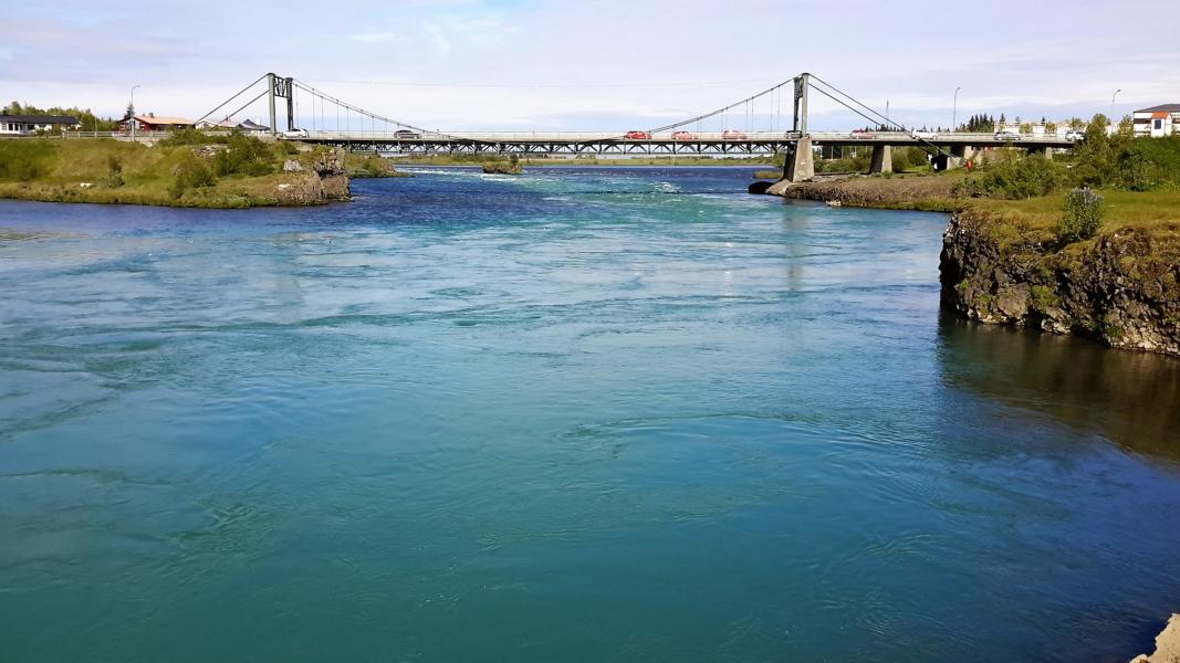 Im Jahre 1890 wurde die erste Hängebrücke über den Fluss Ölfusá bei Selfoss fertiggestellt. Man sah die Brücke aus den oben genannten Gründen als ganz besondere technische Errungenschaft an. Diese Brücke, Vorgänger der heutigen, war aber nicht für schwere Autos gemacht. Sie brach im September 1944 unter der Last von zwei Milchlastwagen zusammen. Im folgenden Jahr wurde mit Hilfe der amerikanischen Armee die heutige Brücke geschaffen, die 1945 in Betrieb genommen wurde und sich als sehr resistent erwies, da sie sogar zwei starke Erdbeben sowie diverse Fluten heil überstand.