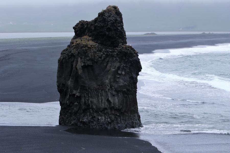 Einsamer Felsen am Strand der Halbinsel Dyrhólaey 