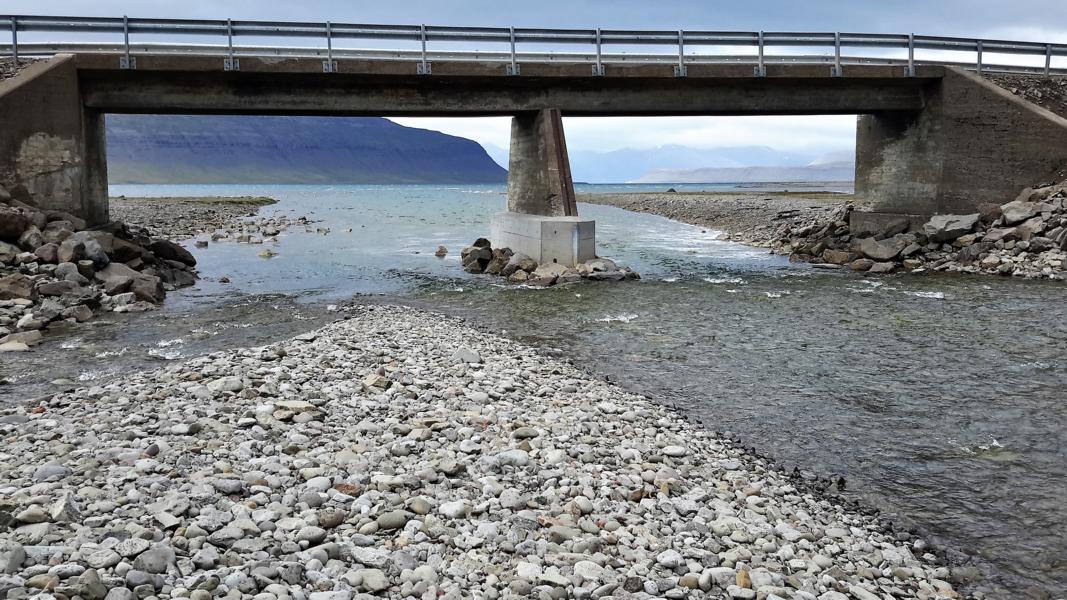 Steinschuttflächen am Meer